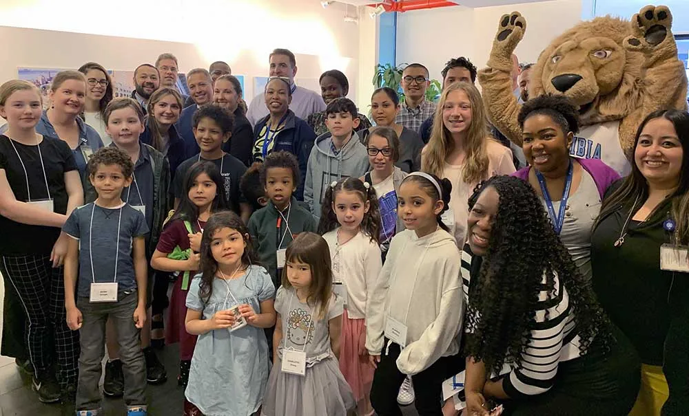 Group photo with children and Roaree