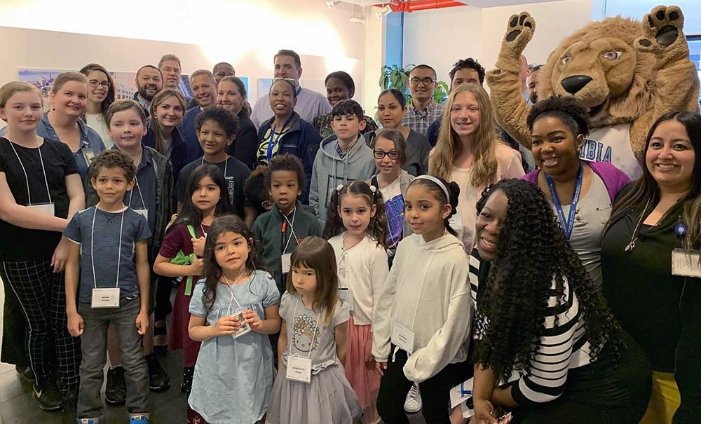 Group photo with children and Roaree