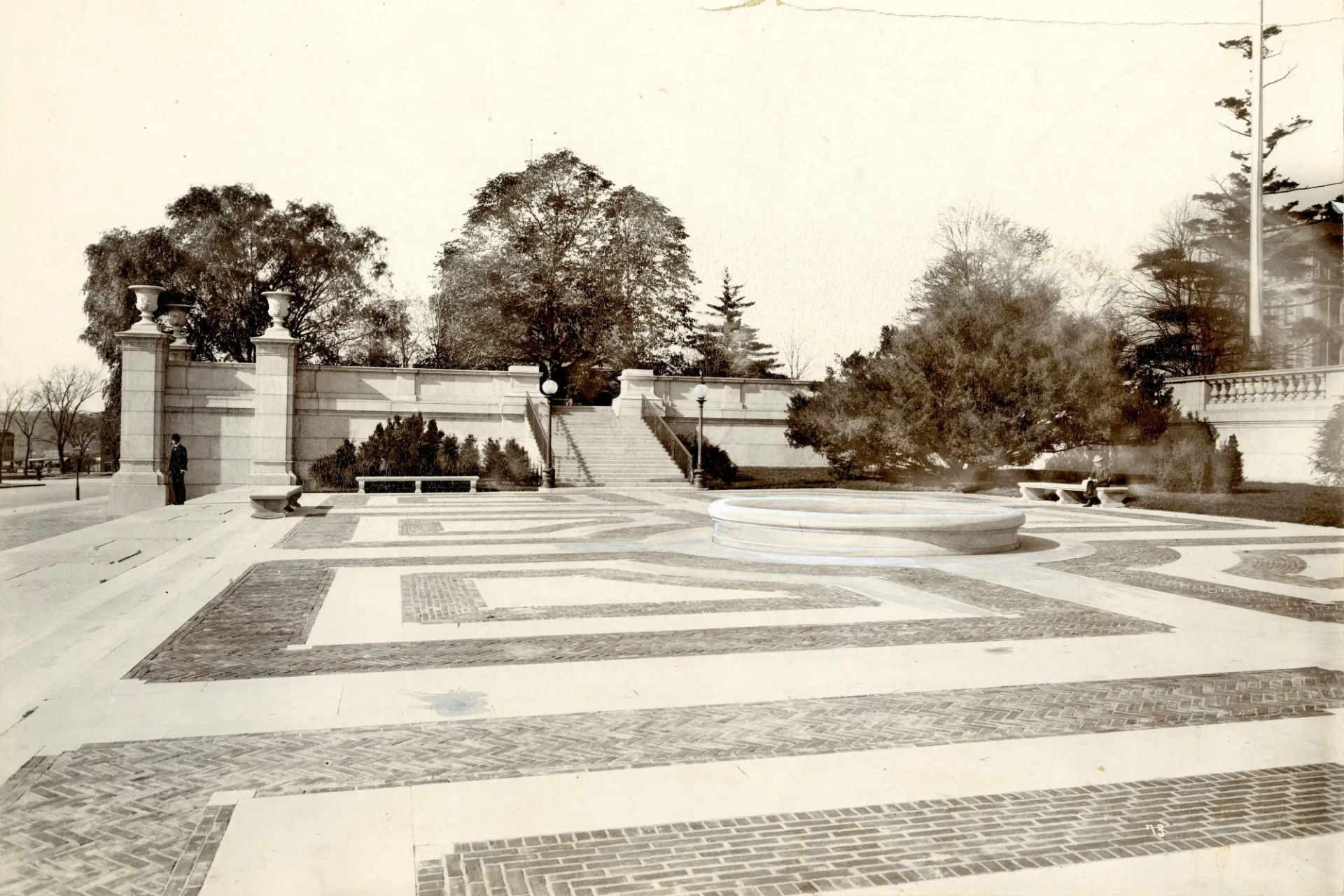 A view of Low Library and Low Plaza in 1898 after construction. 